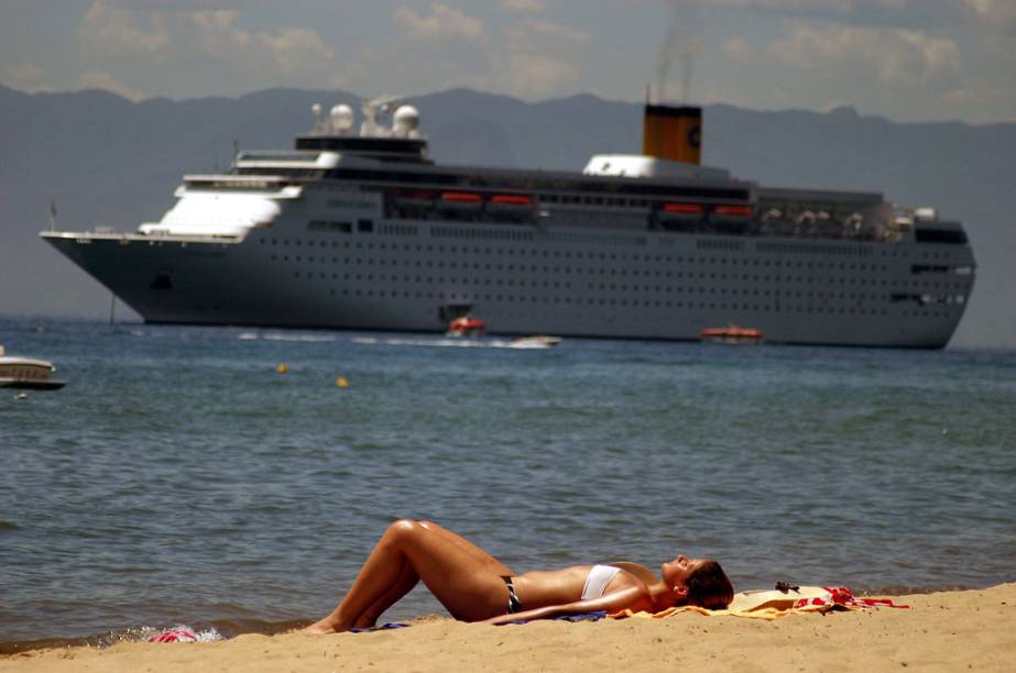 A vila da Praia do Curral fica próxima ao porto e tem restaurantes e lojas legais. Fazer o passeio de escuna para a Praia de Jabaquara (R$ 50 na Maremar, 12/3896-1418, maremar.tur.br) é outra opção para quem desce em Ilhabela