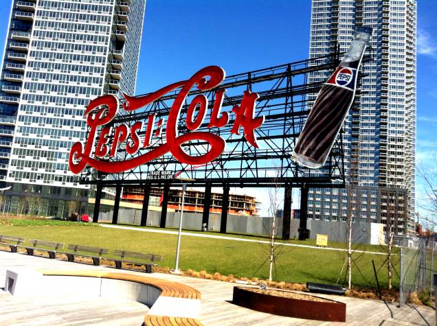 O famoso e conservado letreiro da Pepsi-Cola, em Long Island City, no Queens, que passa por rápida expansão imobiliária O famoso e conservado letreiro da Pepsi-Cola, em Long Island City, no Queens, que passa por rápida expansão imobiliária