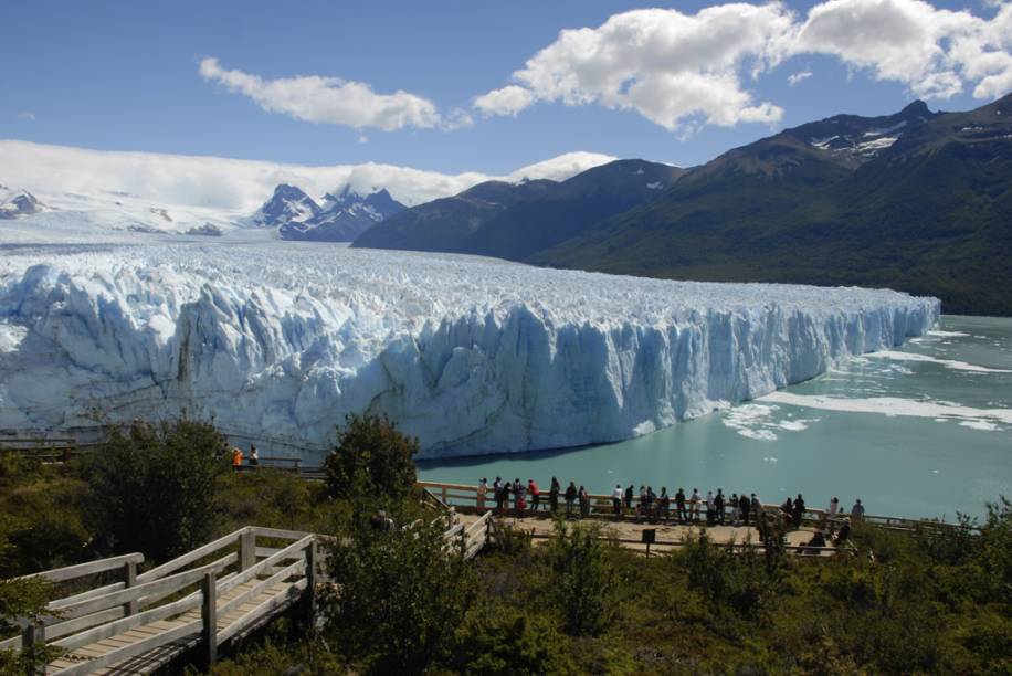Na passarela de madeira, os visitantes veem os blocos que se desprendem da Geleira Perito Moreno e caem no lago, produzindo sons ensurdecedores Na passarela de madeira, os visitantes veem os blocos que se desprendem da Geleira Perito Moreno e caem no lago, produzindo sons ensurdecedores