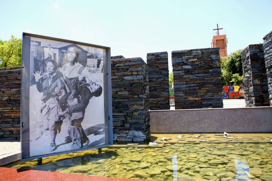 O Museu Hector Pieterson, em Soweto, reúne um vasto acervo de fotos e vídeos da época do apartheid, embalada por uma trilha sonora de arrepiar O Museu Hector Pieterson, em Soweto, reúne um vasto acervo de fotos e vídeos da época do apartheid, embalada por uma trilha sonora de arrepiar