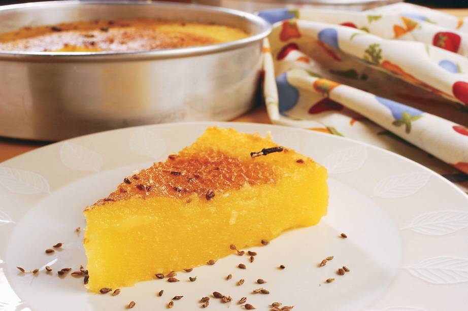 O <strong>Bolo Souza Leão</strong> é uma sobremesa tradicional em <a href="https://viajeaqui.abril.com.br/estados/br-pernambuco" rel="Pernambuco" target="_self">Pernambuco</a> que leva na receita <strong>massa de mandioca</strong> e tem consistência de pudim. É batizado com o sobrenome de antigos donos de engenhos de cana-de-açúcar do século 19 porque teria sido servido pela família Souza Leão ao imperador Dom Pedro II em visita ao estado O <strong>Bolo Souza Leão</strong> é uma sobremesa tradicional em <a href="https://viajeaqui.abril.com.br/estados/br-pernambuco" rel="Pernambuco" target="_self">Pernambuco</a> que leva na receita <strong>massa de mandioca</strong> e tem consistência de pudim. É batizado com o sobrenome de antigos donos de engenhos de cana-de-açúcar do século 19 porque teria sido servido pela família Souza Leão ao imperador Dom Pedro II em visita ao estado