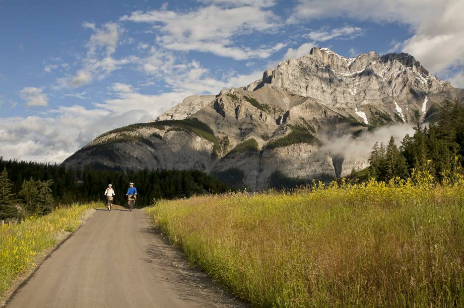<strong>Trilha Legacy</strong> Esta trilha bem pavimentada de 22,3km vai do Portão Leste do Parque Nacional de Banff até a estrada do Bow Valley. No caminho há belos mirantes, áreas para piquenique, uma vista para a cidade de Banff e uma série de paradas para descanso. É possível percorrê-la a pé, de bicicleta, skate, patins e por cadeira de rodas (há algumas elevações mais intensas, porém são curtas e bem sinalizadas nos mapas) <strong>Trilha Legacy</strong> Esta trilha bem pavimentada de 22,3km vai do Portão Leste do Parque Nacional de Banff até a estrada do Bow Valley. No caminho há belos mirantes, áreas para piquenique, uma vista para a cidade de Banff e uma série de paradas para descanso. É possível percorrê-la a pé, de bicicleta, skate, patins e por cadeira de rodas (há algumas elevações mais intensas, porém são curtas e bem sinalizadas nos mapas)