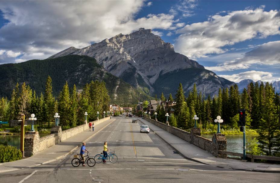<strong>Cidade de Banff</strong> A melhor vista para a Montanha Cascade é, sem dúvida, a própria rua principal de Banff. Ela recepciona os turistas e antecipa as belas paisagens que poderão ser vistas nos arredores <strong>Cidade de Banff</strong> A melhor vista para a Montanha Cascade é, sem dúvida, a própria rua principal de Banff. Ela recepciona os turistas e antecipa as belas paisagens que poderão ser vistas nos arredores