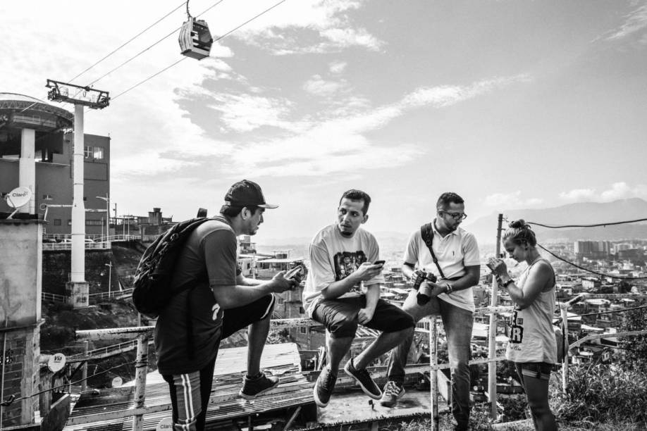<strong>7. Passeio de barco em Paraty</strong>No cais de Paraty (centro histórico), barqueiros levam às praias Vermelha e da Lula, num percurso de cerca de 1 hora. Dá para esticar até pontos mais distantes, como o <strong>Saco do Mamanguá</strong> <em>(foto) </em>ou a Ilha dos Cocos – para esses destinos, programe o passeio a partir de Paraty-Mirim. Para a Praia do Sono ou Antigos e Antiguinhos, a saída é em Laranjeiras ou Trindade. Em todos os casos, combina-se valor e roteiro na hora com os barqueiros. <strong>7. Passeio de barco em Paraty</strong>No cais de Paraty (centro histórico), barqueiros levam às praias Vermelha e da Lula, num percurso de cerca de 1 hora. Dá para esticar até pontos mais distantes, como o <strong>Saco do Mamanguá</strong> <em>(foto) </em>ou a Ilha dos Cocos – para esses destinos, programe o passeio a partir de Paraty-Mirim. Para a Praia do Sono ou Antigos e Antiguinhos, a saída é em Laranjeiras ou Trindade. Em todos os casos, combina-se valor e roteiro na hora com os barqueiros.