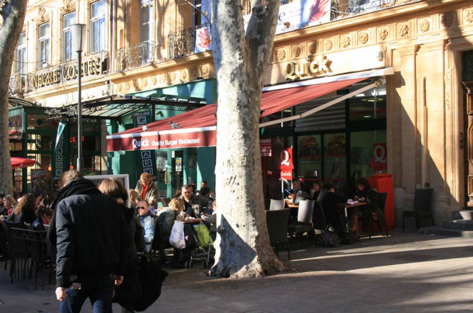 Uma das muitas pracinhas de Aix-en-Provence, a cidade onde os prazeres cotidianos são a atração principal