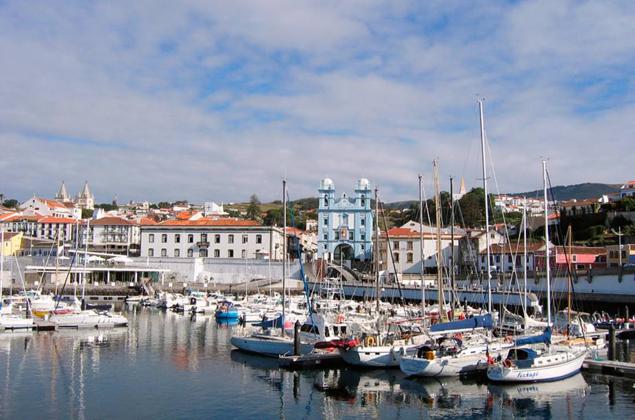 <strong>Angra do Heroísmo</strong>    A cidadezinha é de extrema importância histórica pela sua função portuária entre os séculos 15 e 19, quando o lugar era parada obrigatória nas travessias transcontinentais. Os monumentos e ruelas charmosas refletem a história que a capital da Ilha Terceira abriga