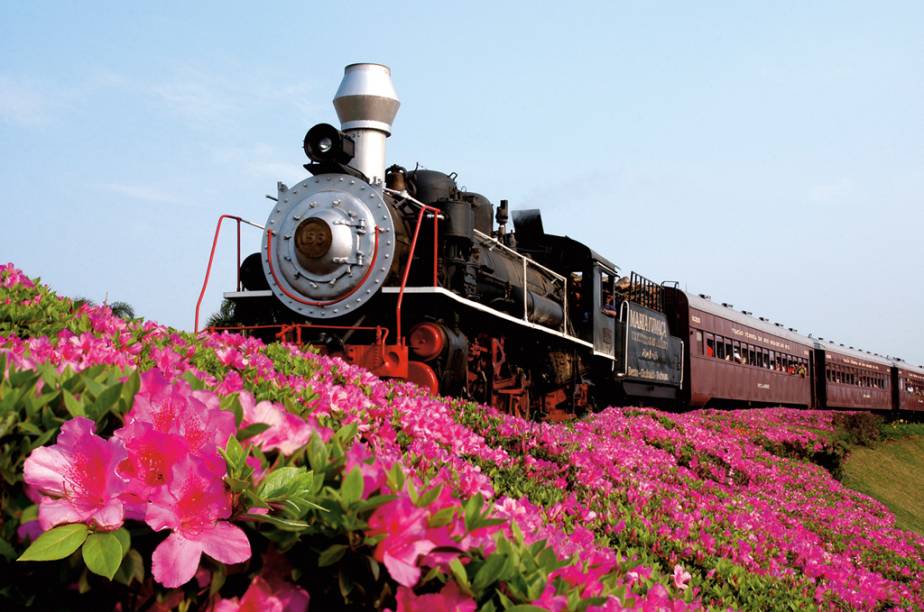 No passeio de Maria-Fumaça até Garibaldi e Carlos Barbosa grupos folclóricos cantam e dançam ao som de músicas típicas italianas No passeio de Maria-Fumaça até Garibaldi e Carlos Barbosa grupos folclóricos cantam e dançam ao som de músicas típicas italianas
