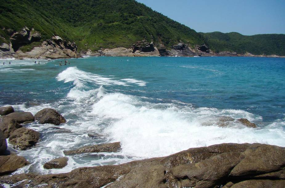 Contornada por pedras, costões, morros e mata nativa, a <a href="https://viajeaqui.abril.com.br/estabelecimentos/br-rj-buzios-atracao-jose-goncalves" rel="Praia José Gonçalves" target="_blank">praia José Gonçalves</a> tem areias escuras e finas e ondas que atraem os surfistas