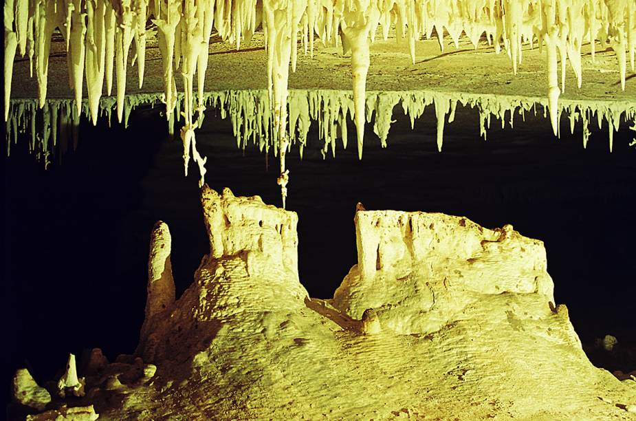 <strong>2. Gruta Torrinha (Lençóis)</strong> Uma das grutas mais ricas do Brasil! É possível chegar até ela sem guia, mas a circulação pelos três percursos da gruta só pode ser feita com auxílio de um monitor do local. Quem visita precisa ter algum preparo físico para se espremer entre blocos de rocha e andar agachado até salões com helictites, flores de aragonita e uma sequência de 60 metros de estalactites.<em><a href="https://www.booking.com/searchresults.pt-br.html?aid=332455&lang=pt-br&sid=eedbe6de09e709d664615ac6f1b39a5d&sb=1&src=searchresults&src_elem=sb&error_url=https%3A%2F%2Fwww.booking.com%2Fsearchresults.pt-br.html%3Faid%3D332455%3Bsid%3Deedbe6de09e709d664615ac6f1b39a5d%3Bclass_interval%3D1%3Bdest_id%3D258312%3Bdest_type%3Dlandmark%3Bdtdisc%3D0%3Bfrom_sf%3D1%3Bgroup_adults%3D2%3Bgroup_children%3D0%3Binac%3D0%3Bindex_postcard%3D0%3Blabel_click%3Dundef%3Bmap%3D1%3Bno_rooms%3D1%3Boffset%3D0%3Bpostcard%3D0%3Braw_dest_type%3Dlandmark%3Broom1%3DA%252CA%3Bsb_price_type%3Dtotal%3Bsearch_selected%3D1%3Bsrc%3Dindex%3Bsrc_elem%3Dsb%3Bss%3DMorro%2520do%2520Pai%2520In%25C3%25A1cio%252C%2520%25E2%2580%258BLen%25C3%25A7%25C3%25B3is%252C%2520%25E2%2580%258BBahia%252C%2520%25E2%2580%258BBrasil%3Bss_all%3D0%3Bss_raw%3DMorro%2520do%2520Pai%2520In%25C3%25A1cio%3Bssb%3Dempty%3Bsshis%3D0%26%3B&ss=Len%C3%A7%C3%B3is%2C+%E2%80%8BBahia%2C+%E2%80%8BBrasil&ssne=Montanha+Pai+in%C3%A1cio&ssne_untouched=Montanha+Pai+in%C3%A1cio&checkin_monthday=&checkin_month=&checkin_year=&checkout_monthday=&checkout_month=&checkout_year=&no_rooms=1&group_adults=2&group_children=0&highlighted_hotels=&from_sf=1&ss_raw=Len%C3%A7%C3%B3is&ac_position=0&ac_langcode=xb&dest_id=-651759&dest_type=city&search_pageview_id=f9b98f58b0d50027&search_selected=true" target="_blank" rel="noopener">Busque hospedagens em Lençóis </a></em>