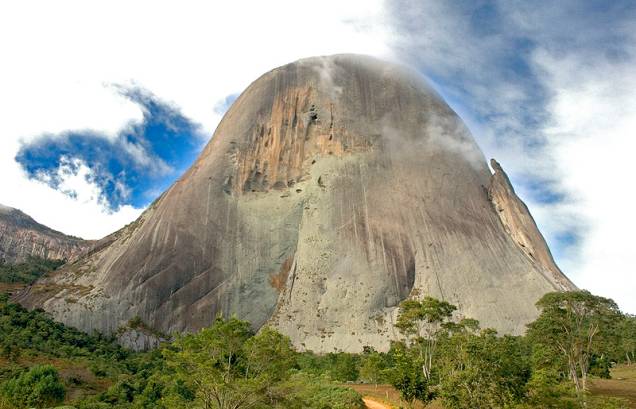 <a href="https://viajeaqui.abril.com.br/cidades/br-es-domingos-martins" rel="Domingos Martins (ES) " target="_blank"><strong>Domingos Martins (ES) </strong></a>A formação de granito com mais de 1800 metros de altura é a grande atração de <a href="https://viajeaqui.abril.com.br/cidades/br-es-pedra-azul" rel=" Pedra Azul" target="_blank">Pedra Azul</a>, distrito de Domingos Martins. Cerca de 90% do território da cidade fica acima dos 500 metros. O relevo montanhoso atrai tanto quanto a Pedra Azul, que muda de cor no sol por conta dos líquens que cobrem a sua superfície<a href="https://www.booking.com/city/br/domingos-martins.pt-br.html?aid=332455&label=viagemabril-voltapelobrasil" rel="Veja hotéis em Domingos Martins no booking.com" target="_blank"><em>Veja hotéis em Domingos Martins no booking.com</em></a> <a href="https://viajeaqui.abril.com.br/cidades/br-es-domingos-martins" rel="Domingos Martins (ES) " target="_blank"><strong>Domingos Martins (ES) </strong></a>A formação de granito com mais de 1800 metros de altura é a grande atração de <a href="https://viajeaqui.abril.com.br/cidades/br-es-pedra-azul" rel=" Pedra Azul" target="_blank">Pedra Azul</a>, distrito de Domingos Martins. Cerca de 90% do território da cidade fica acima dos 500 metros. O relevo montanhoso atrai tanto quanto a Pedra Azul, que muda de cor no sol por conta dos líquens que cobrem a sua superfície<a href="https://www.booking.com/city/br/domingos-martins.pt-br.html?aid=332455&label=viagemabril-voltapelobrasil" rel="Veja hotéis em Domingos Martins no booking.com" target="_blank"><em>Veja hotéis em Domingos Martins no booking.com</em></a>