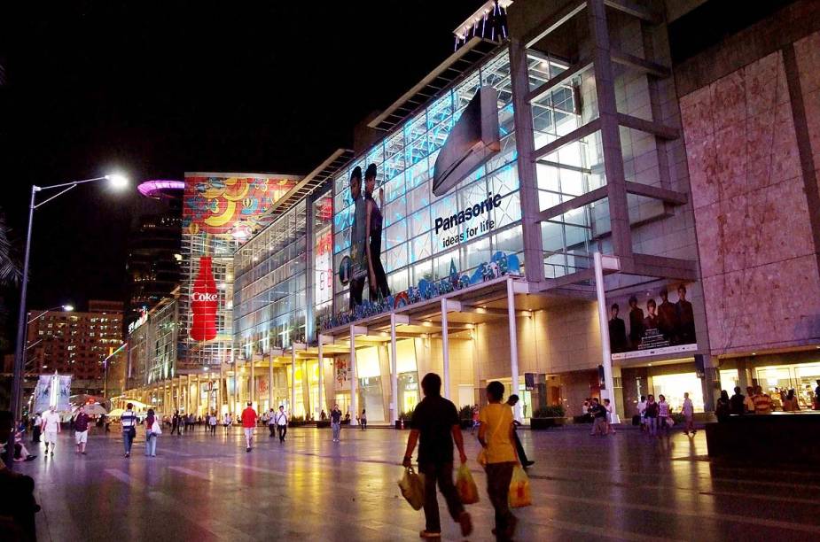 A Central World é uma espécie de Times Square de Bangcoc e fica lotada de pessoas na virada de ano