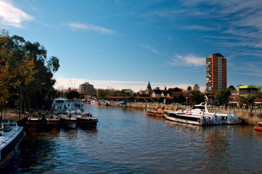 <strong>Tigre – <a href="https://viajeaqui.abril.com.br/paises/argentina" target="_blank" rel="noopener">Argentina </a></strong> A cidade ainda pertence à Grande Buenos Aires, são 30 km desde a capital argentina. A região é muito procurada para os passeios no Delta do Tigre, um dos maiores do mundo, que deságua no Rio da Prata. Muito mais interessante que passear pela cidade é navegar pelas águas do rio e seus canais e curtir a estação fluvial. <a href="https://www.booking.com/city/ar/tigre.pt-br.html?aid=332455&label=viagemabril-venezasdomundo" target="_blank" rel="noopener"><em>Busque hospedagens no Tigre no booking.com</em></a>