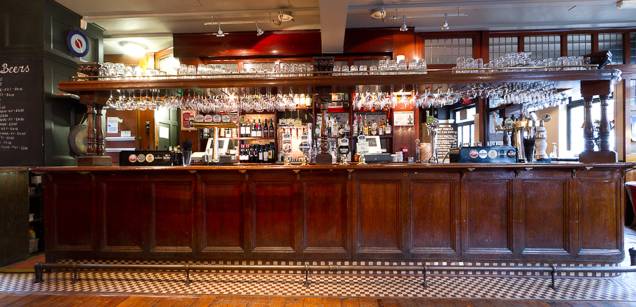 <a href="https://www.thecommercialhotelhernehill.co.uk/" rel="The Commercial" target="_blank"><strong>The Commercial</strong></a> Em Herne Hill, na região de Brixton, é muito mais iluminado e arejado do que a média. Teto branco, piso de madeira e poltronas confortáveis convidam a um café expresso ou a que se aprecie a boa carta de lagers. Quanto às ales, as marcas do dia mudam, mas nunca há menos de quatro, como a ótima Doom Bar. <em>212 Railton Road, Herne Hill</em> <a href="https://www.thecommercialhotelhernehill.co.uk/" rel="The Commercial" target="_blank"><strong>The Commercial</strong></a> Em Herne Hill, na região de Brixton, é muito mais iluminado e arejado do que a média. Teto branco, piso de madeira e poltronas confortáveis convidam a um café expresso ou a que se aprecie a boa carta de lagers. Quanto às ales, as marcas do dia mudam, mas nunca há menos de quatro, como a ótima Doom Bar. <em>212 Railton Road, Herne Hill</em>