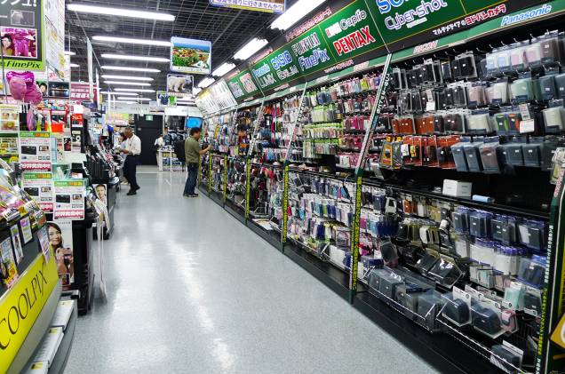 <strong>Yodobashi-Akiba </strong> Yodobashi também é conhecida como o paraíso para os fotógrafos pela qualidade e variedade das peças para câmeras. <em>1-1 Kanda Hanaokacho, Chiyoda,Tóquio </em> <strong>Yodobashi-Akiba </strong> Yodobashi também é conhecida como o paraíso para os fotógrafos pela qualidade e variedade das peças para câmeras. <em>1-1 Kanda Hanaokacho, Chiyoda,Tóquio </em>