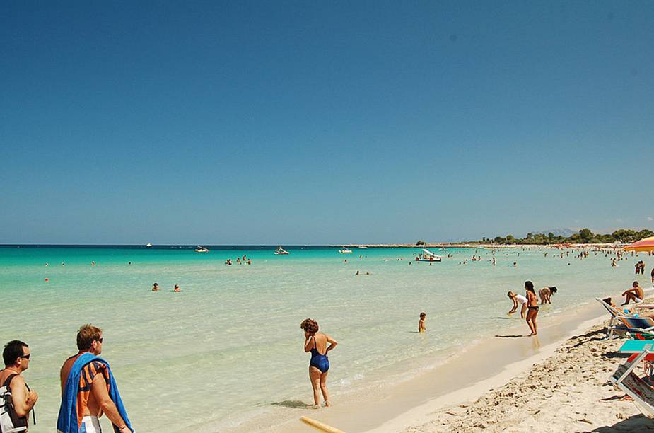 <strong>San Vito Lo Capo</strong> A praia, que leva o nome da cidade, agrada as famílias, pois une beleza e conforto. Na extensa faixa de areia é possível encontrar serviço de praia e alimentação e a poucos metros da areia existe hospedagem e centros comerciais. Também é daquelas estilo piscina, quando dentro da água, não há dificuldade alguma para encontrar seu próprio pé. <a href="https://www.booking.com/searchresults.en-gb.html?aid=332455&lang=en-gb&sid=eedbe6de09e709d664615ac6f1b39a5d&sb=1&src=searchresults&src_elem=sb&error_url=https%3A%2F%2Fwww.booking.com%2Fsearchresults.en-gb.html%3Faid%3D332455%3Bsid%3Deedbe6de09e709d664615ac6f1b39a5d%3Bcity%3D-130729%3Bclass_interval%3D1%3Bdest_id%3D-117329%3Bdest_type%3Dcity%3Bdtdisc%3D0%3Bfrom_sf%3D1%3Bgroup_adults%3D2%3Bgroup_children%3D0%3Binac%3D0%3Bindex_postcard%3D0%3Blabel_click%3Dundef%3Bno_rooms%3D1%3Boffset%3D0%3Bpostcard%3D0%3Braw_dest_type%3Dcity%3Broom1%3DA%252CA%3Bsb_price_type%3Dtotal%3Bsearch_selected%3D1%3Bsrc%3Dsearchresults%3Bsrc_elem%3Dsb%3Bss%3DFavignana%252C%2520%25E2%2580%258BSicily%252C%2520%25E2%2580%258BItaly%3Bss_all%3D0%3Bss_raw%3DFavignana%3Bssb%3Dempty%3Bsshis%3D0%3Bssne_untouched%3DTeulada%26%3B&ss=San+Vito+lo+Capo%2C+%E2%80%8BSicily%2C+%E2%80%8BItaly&ssne=Favignana&ssne_untouched=Favignana&city=-117329&checkin_monthday=&checkin_month=&checkin_year=&checkout_monthday=&checkout_month=&checkout_year=&no_rooms=1&group_adults=2&group_children=0&highlighted_hotels=&from_sf=1&ss_raw=San+Vito+Lo+Capo&ac_position=0&ac_langcode=en&dest_id=-128948&dest_type=city&place_id_lat=38.175106&place_id_lon=12.733681&search_pageview_id=e9d690e148e50240&search_selected=true&search_pageview_id=e9d690e148e50240&ac_suggestion_list_length=5&ac_suggestion_theme_list_length=0" target="_blank" rel="noopener"><em>Busque hospedagens em San Vito Lo Capo no Booking.com</em></a>