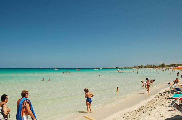 <strong>San Vito Lo Capo</strong> A praia, que leva o nome da cidade, agrada as famílias, pois une beleza e conforto. Na extensa faixa de areia é possível encontrar serviço de praia e alimentação e a poucos metros da areia existe hospedagem e centros comerciais. Também é daquelas estilo piscina, quando dentro da água, não há dificuldade alguma para encontrar seu próprio pé. <a href="https://www.booking.com/searchresults.en-gb.html?aid=332455&lang=en-gb&sid=eedbe6de09e709d664615ac6f1b39a5d&sb=1&src=searchresults&src_elem=sb&error_url=https%3A%2F%2Fwww.booking.com%2Fsearchresults.en-gb.html%3Faid%3D332455%3Bsid%3Deedbe6de09e709d664615ac6f1b39a5d%3Bcity%3D-130729%3Bclass_interval%3D1%3Bdest_id%3D-117329%3Bdest_type%3Dcity%3Bdtdisc%3D0%3Bfrom_sf%3D1%3Bgroup_adults%3D2%3Bgroup_children%3D0%3Binac%3D0%3Bindex_postcard%3D0%3Blabel_click%3Dundef%3Bno_rooms%3D1%3Boffset%3D0%3Bpostcard%3D0%3Braw_dest_type%3Dcity%3Broom1%3DA%252CA%3Bsb_price_type%3Dtotal%3Bsearch_selected%3D1%3Bsrc%3Dsearchresults%3Bsrc_elem%3Dsb%3Bss%3DFavignana%252C%2520%25E2%2580%258BSicily%252C%2520%25E2%2580%258BItaly%3Bss_all%3D0%3Bss_raw%3DFavignana%3Bssb%3Dempty%3Bsshis%3D0%3Bssne_untouched%3DTeulada%26%3B&ss=San+Vito+lo+Capo%2C+%E2%80%8BSicily%2C+%E2%80%8BItaly&ssne=Favignana&ssne_untouched=Favignana&city=-117329&checkin_monthday=&checkin_month=&checkin_year=&checkout_monthday=&checkout_month=&checkout_year=&no_rooms=1&group_adults=2&group_children=0&highlighted_hotels=&from_sf=1&ss_raw=San+Vito+Lo+Capo&ac_position=0&ac_langcode=en&dest_id=-128948&dest_type=city&place_id_lat=38.175106&place_id_lon=12.733681&search_pageview_id=e9d690e148e50240&search_selected=true&search_pageview_id=e9d690e148e50240&ac_suggestion_list_length=5&ac_suggestion_theme_list_length=0" target="_blank" rel="noopener"><em>Busque hospedagens em San Vito Lo Capo no Booking.com</em></a> <strong>San Vito Lo Capo</strong> A praia, que leva o nome da cidade, agrada as famílias, pois une beleza e conforto. Na extensa faixa de areia é possível encontrar serviço de praia e alimentação e a poucos metros da areia existe hospedagem e centros comerciais. Também é daquelas estilo piscina, quando dentro da água, não há dificuldade alguma para encontrar seu próprio pé. <a href="https://www.booking.com/searchresults.en-gb.html?aid=332455&lang=en-gb&sid=eedbe6de09e709d664615ac6f1b39a5d&sb=1&src=searchresults&src_elem=sb&error_url=https%3A%2F%2Fwww.booking.com%2Fsearchresults.en-gb.html%3Faid%3D332455%3Bsid%3Deedbe6de09e709d664615ac6f1b39a5d%3Bcity%3D-130729%3Bclass_interval%3D1%3Bdest_id%3D-117329%3Bdest_type%3Dcity%3Bdtdisc%3D0%3Bfrom_sf%3D1%3Bgroup_adults%3D2%3Bgroup_children%3D0%3Binac%3D0%3Bindex_postcard%3D0%3Blabel_click%3Dundef%3Bno_rooms%3D1%3Boffset%3D0%3Bpostcard%3D0%3Braw_dest_type%3Dcity%3Broom1%3DA%252CA%3Bsb_price_type%3Dtotal%3Bsearch_selected%3D1%3Bsrc%3Dsearchresults%3Bsrc_elem%3Dsb%3Bss%3DFavignana%252C%2520%25E2%2580%258BSicily%252C%2520%25E2%2580%258BItaly%3Bss_all%3D0%3Bss_raw%3DFavignana%3Bssb%3Dempty%3Bsshis%3D0%3Bssne_untouched%3DTeulada%26%3B&ss=San+Vito+lo+Capo%2C+%E2%80%8BSicily%2C+%E2%80%8BItaly&ssne=Favignana&ssne_untouched=Favignana&city=-117329&checkin_monthday=&checkin_month=&checkin_year=&checkout_monthday=&checkout_month=&checkout_year=&no_rooms=1&group_adults=2&group_children=0&highlighted_hotels=&from_sf=1&ss_raw=San+Vito+Lo+Capo&ac_position=0&ac_langcode=en&dest_id=-128948&dest_type=city&place_id_lat=38.175106&place_id_lon=12.733681&search_pageview_id=e9d690e148e50240&search_selected=true&search_pageview_id=e9d690e148e50240&ac_suggestion_list_length=5&ac_suggestion_theme_list_length=0" target="_blank" rel="noopener"><em>Busque hospedagens em San Vito Lo Capo no Booking.com</em></a>