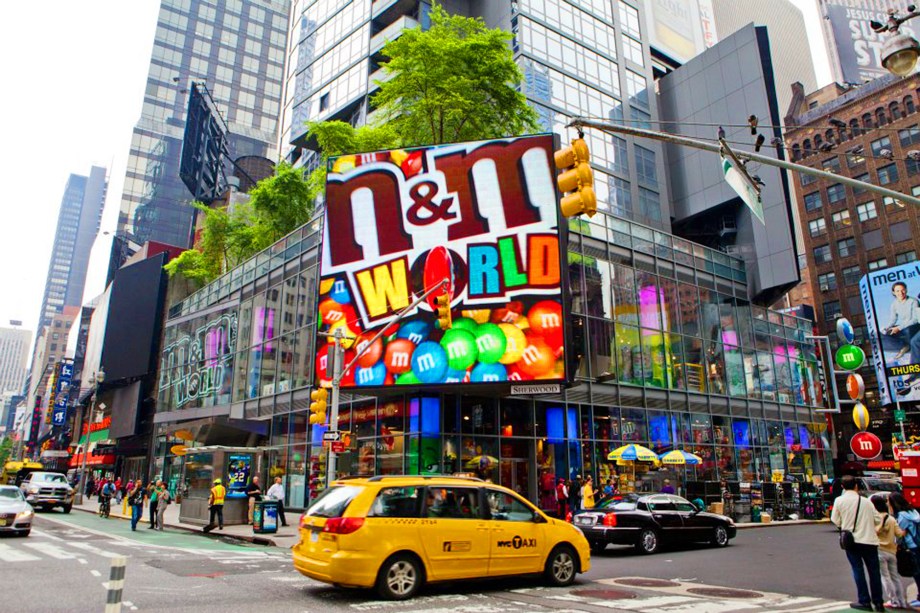 M&Ms World New York, uma das lojas mais visitadas por turistas que estão na cidade            <a href="https://viajeaqui.abril.com.br/materias/lojas-pontos-turisticos-em-nova-york" rel="+ 15 lojas que são pontos turísticos em Nova York" target="_blank"><strong>+ 15 lojas que são pontos turísticos em Nova York</strong></a>