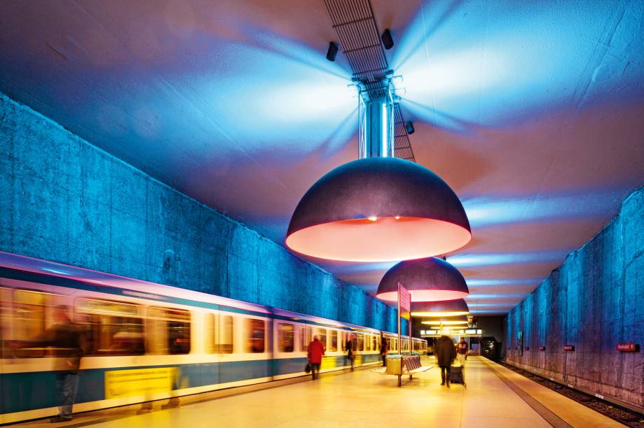 <strong>Luz no meio do túnel</strong>Onze luminárias grandonas e classudonas com luzes azuis, vermelhas e amarelas – assinadas pelo bambambã da iluminação Ingo Maurer – são a grande bossa da estação de metrô Westfriedhof, em <a href="https://viajeaqui.abril.com.br/cidades/alemanha-munique" rel="Munique" target="_blank">Munique</a>. Como as paredes e o teto são azuis, o resultado geral é um clima modernoso, mas funcional pra caramba porque não há cantos escuros. Ah, e os metrôs não deixam os passageiros na mão