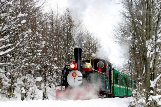 O trem turístico do Fim do Mundo atravessa vales e montanhas do Parque Nacional Terra do Fogo O trem turístico do Fim do Mundo atravessa vales e montanhas do Parque Nacional Terra do Fogo