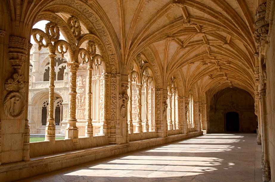 Mais um panteão do que um museu, o magnífico Mosteiro dos Jerónimos, construído entre os séculos 16 e 17 em Lisboa com o dinheiro das grandes navegações, é um conjunto monástico de notável arquitetura onde descansam os restos mortais de Fernando Pessoa, Luís Vaz de Camões e Vasco da Gama. <strong>Grátis no primeiro domingo do mês e feriados das 10h as 14h</strong> <em>(preço regular: € 10).</em>