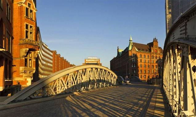 <strong>CLÁSSICO+NORTE EXPRESS </strong>Em hotéis midscale, a viagem de seis noites percorre quatro destinos alemães populares entre os brasileiros: Frankfurt, <a href="https://viajeaqui.abril.com.br/cidades/alemanha-berlim/fotos" rel="Berlim" target="_self">Berlim</a>, <a href="https://viajeaqui.abril.com.br/cidades/alemanha-hamburgo" rel="Hamburgo" target="_self"><strong>Hamburgo</strong></a> (cidade com mais de 2 400 pontes) e <a href="https://viajeaqui.abril.com.br/cidades/alemanha-colonia-koln" rel="Colônia" target="_self">Colônia</a>, de arquitetura gótica e gastronomia multiestrelada.<strong>QUANDO</strong> Em 20 de julho<strong>QUEM LEVA</strong> A <a href="https://bit.ly/scxxi" rel="Século XXI" target="_blank">Século XXI</a> <strong>QUANTO</strong> US$ 2 775 <strong>CLÁSSICO+NORTE EXPRESS </strong>Em hotéis midscale, a viagem de seis noites percorre quatro destinos alemães populares entre os brasileiros: Frankfurt, <a href="https://viajeaqui.abril.com.br/cidades/alemanha-berlim/fotos" rel="Berlim" target="_self">Berlim</a>, <a href="https://viajeaqui.abril.com.br/cidades/alemanha-hamburgo" rel="Hamburgo" target="_self"><strong>Hamburgo</strong></a> (cidade com mais de 2 400 pontes) e <a href="https://viajeaqui.abril.com.br/cidades/alemanha-colonia-koln" rel="Colônia" target="_self">Colônia</a>, de arquitetura gótica e gastronomia multiestrelada.<strong>QUANDO</strong> Em 20 de julho<strong>QUEM LEVA</strong> A <a href="https://bit.ly/scxxi" rel="Século XXI" target="_blank">Século XXI</a> <strong>QUANTO</strong> US$ 2 775
