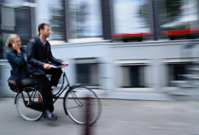 Por ser plana, Amsterdã tem ciclovias por toda parte e placas e semáforos exclusivos para bicicletas Por ser plana, Amsterdã tem ciclovias por toda parte e placas e semáforos exclusivos para bicicletas