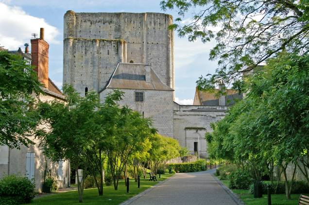 A cidadezinha medieval no Loire Central é dona de um passado cheio de história para contar. Com castelos e fortes, já foi cidade real na Revolução Francesa. Apesar do visual pitoresco, estão em Loches bons bistrôs e mercados A cidadezinha medieval no Loire Central é dona de um passado cheio de história para contar. Com castelos e fortes, já foi cidade real na Revolução Francesa. Apesar do visual pitoresco, estão em Loches bons bistrôs e mercados