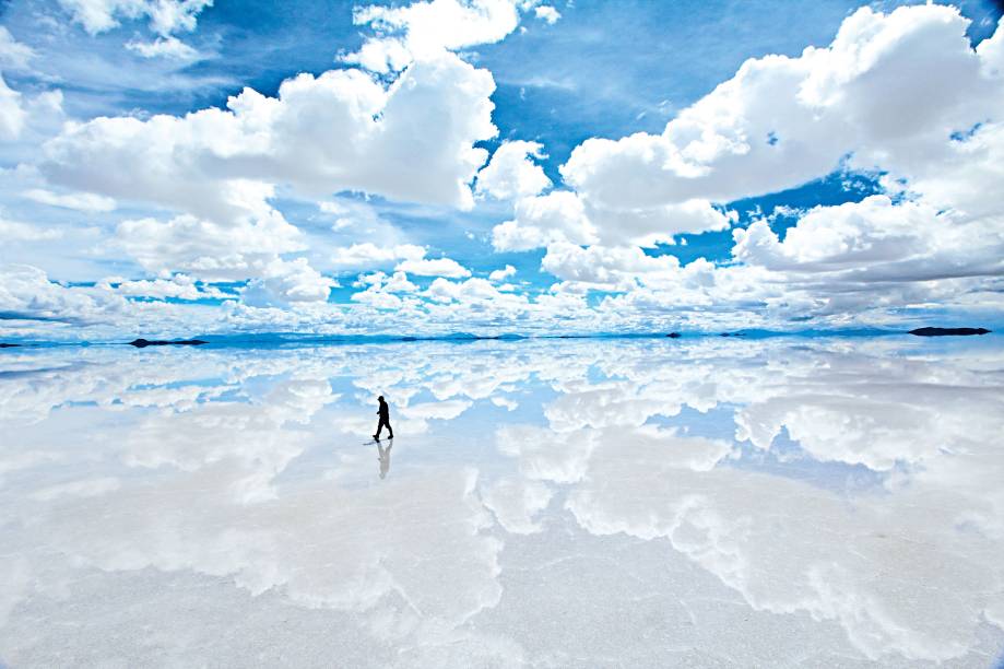 Já que os desertos costumam proporcionar experiências místicas – ou quase – aos seus visitantes, o <a href="https://viajeaqui.abril.com.br/cidades/bolivia-uyuni" target="_blank">Salar de Uyuni</a>, na <a href="https://viajeaqui.abril.com.br/paises/bolivia" target="_blank">Bolívia</a>, vai logo pras cabeças. No período chuvoso do verão, leva os viajantes ao paraíso. Saturada por centímetros de água, a maior planície de sal do mundo reflete as nuvens – e céu e chão parecem uma coisa só. Considerando a altitude do lugar (são uns 3 650 metros), é a experiência mais próxima do celestial a que um pobre e pecador turista pode chegar. Às vezes, o efeito desnorteante do espelho-d’água ainda vem com um bônus: dá pra ver flamingos passeando por ali Já que os desertos costumam proporcionar experiências místicas – ou quase – aos seus visitantes, o <a href="https://viajeaqui.abril.com.br/cidades/bolivia-uyuni" target="_blank">Salar de Uyuni</a>, na <a href="https://viajeaqui.abril.com.br/paises/bolivia" target="_blank">Bolívia</a>, vai logo pras cabeças. No período chuvoso do verão, leva os viajantes ao paraíso. Saturada por centímetros de água, a maior planície de sal do mundo reflete as nuvens – e céu e chão parecem uma coisa só. Considerando a altitude do lugar (são uns 3 650 metros), é a experiência mais próxima do celestial a que um pobre e pecador turista pode chegar. Às vezes, o efeito desnorteante do espelho-d’água ainda vem com um bônus: dá pra ver flamingos passeando por ali