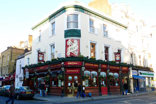 <strong>Zetland Arms</strong> Para os amantes das curiosidades históricas: no início do século 20, o pub foi gerenciado pelo irmão de Charles Chaplin. Com mesas altas e máquina caça-níqueis, serve pratos clássicos (e pesados) da cozinha inglesa. Para beber, marcas como Ghost Pride, Doom Bar e grande variedade de lagers. <em>2 Bute St., South Kensington</em> <strong>Zetland Arms</strong> Para os amantes das curiosidades históricas: no início do século 20, o pub foi gerenciado pelo irmão de Charles Chaplin. Com mesas altas e máquina caça-níqueis, serve pratos clássicos (e pesados) da cozinha inglesa. Para beber, marcas como Ghost Pride, Doom Bar e grande variedade de lagers. <em>2 Bute St., South Kensington</em>