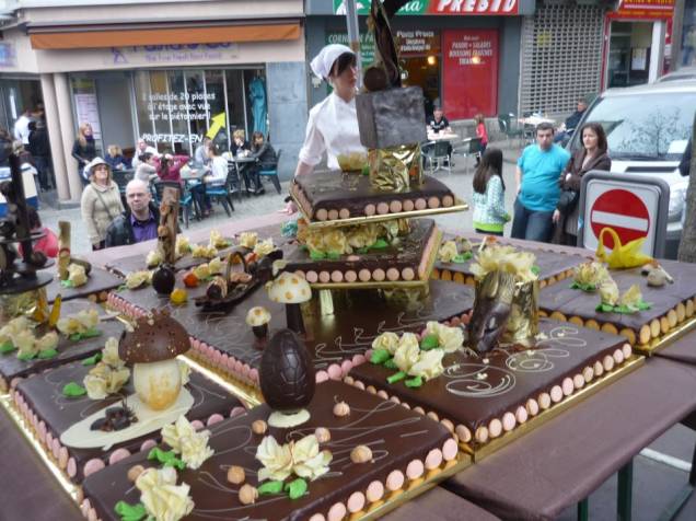 <strong>Fête du Chocolat - Mons, Bélgica</strong><br /> <br /> Tal como histórias em quadrinhos e cervejas, o chocolate também é uma paixão dos belgas, com marcas renomadas como Côte<em> </em>d’Or, Guylian e Leonidas. A pequena Mons, na Valônia, <a href="https://viajeaqui.abril.com.br/paises/belgica" rel="Bélgica" target="_blank">Bélgica</a>, não é diferente, organizando anualmente a <strong><em>Fête du Chocolat</em></strong> (Festa do Chocolate), sempre em março. Além de demonstrações e degustações de chefs profissionais e amadores, a agenda é marcada por shows e, é claro, a venda de produtos locais. Para quem quiser aproveitar a viagem, Mons é um destino perfeito para férias tranquilas, longe do agito das grandes cidades. Passeios por campos bucólicos ou visitas guiadas à cadeia de montanhas <strong>Chaîne des Terrils</strong> são programas populares. Vale a pena também uma visita à <strong>Maison Van Gogh</strong>, onde o pintor holandês viveu de 1879 a 1880. <strong>Quando</strong>: Março <strong>Onde</strong>: nas ruas das cidade <strong>Informações</strong>: <a href="https://www.mons.be" rel="www.mons.be" target="_blank">www.mons.be</a> <strong>Fête du Chocolat - Mons, Bélgica</strong><br /> <br /> Tal como histórias em quadrinhos e cervejas, o chocolate também é uma paixão dos belgas, com marcas renomadas como Côte<em> </em>d’Or, Guylian e Leonidas. A pequena Mons, na Valônia, <a href="https://viajeaqui.abril.com.br/paises/belgica" rel="Bélgica" target="_blank">Bélgica</a>, não é diferente, organizando anualmente a <strong><em>Fête du Chocolat</em></strong> (Festa do Chocolate), sempre em março. Além de demonstrações e degustações de chefs profissionais e amadores, a agenda é marcada por shows e, é claro, a venda de produtos locais. Para quem quiser aproveitar a viagem, Mons é um destino perfeito para férias tranquilas, longe do agito das grandes cidades. Passeios por campos bucólicos ou visitas guiadas à cadeia de montanhas <strong>Chaîne des Terrils</strong> são programas populares. Vale a pena também uma visita à <strong>Maison Van Gogh</strong>, onde o pintor holandês viveu de 1879 a 1880. <strong>Quando</strong>: Março <strong>Onde</strong>: nas ruas das cidade <strong>Informações</strong>: <a href="https://www.mons.be" rel="www.mons.be" target="_blank">www.mons.be</a>