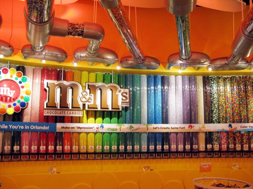 <strong>M&M’s World – <a href="https://viajeaqui.abril.com.br/cidades/estados-unidos-orlando" rel="Orlando, EUA" target="_blank">Orlando, EUA</a> </strong>                                            A filial em Orlando fica dentro de um dos principais shoppings para turistas: o Florida Mall. Com sorte você encontra os bonecos M&M’s perambulando pela loja, sem sorte você pelo menos sai com um saquinho de doces e uma foto ao lado das estátuas gigantes que ficam na frente da loja