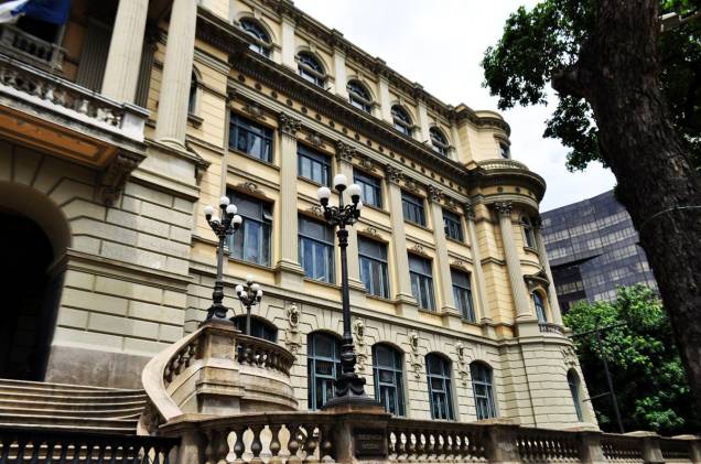 <strong>12. <a href="https://viajeaqui.abril.com.br/estabelecimentos/br-rj-rio-de-janeiro-atracao-biblioteca-nacional" rel="BIBLIOTECA NACIONAL" target="_self">BIBLIOTECA NACIONAL</a></strong> (450 metros) O imponente prédio é considerado uma das dez maiores bibliotecas do mundo – são cerca de 9 milhões de obras. Todos os livros escritos por brasileiros têm uma cópia lá. <em>Endereço: Avenida Rio Branco, 219</em> <strong>12. <a href="https://viajeaqui.abril.com.br/estabelecimentos/br-rj-rio-de-janeiro-atracao-biblioteca-nacional" rel="BIBLIOTECA NACIONAL" target="_self">BIBLIOTECA NACIONAL</a></strong> (450 metros) O imponente prédio é considerado uma das dez maiores bibliotecas do mundo – são cerca de 9 milhões de obras. Todos os livros escritos por brasileiros têm uma cópia lá. <em>Endereço: Avenida Rio Branco, 219</em>