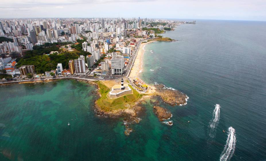 Vista aérea do Farol da Barra, um dos símbolos da capital baiana