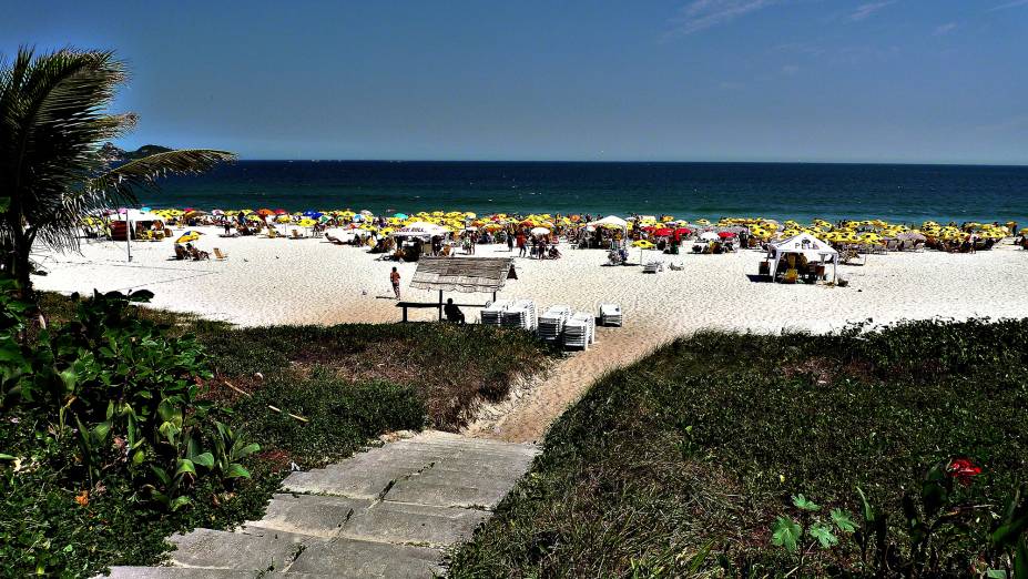 <a href="https://viajeaqui.abril.com.br/estabelecimentos/br-rj-rio-de-janeiro-atracao-praia-da-barra-barra-da-tijuca" rel="Barra da Tijuca" target="_blank"><strong>Barra da Tijuca</strong></a> O alto padrão das construções ao redor é o que marca a Tijuca. Há quem considere essa uma das praias mais democráticas do Rio. Enquanto os famosos costumam frequentar a faixa de areia entre os postos 4 e 6, o posto 8 é procurado por moradores das comunidades da região <a href="https://viajeaqui.abril.com.br/estabelecimentos/br-rj-rio-de-janeiro-atracao-praia-da-barra-barra-da-tijuca" rel="Barra da Tijuca" target="_blank"><strong>Barra da Tijuca</strong></a> O alto padrão das construções ao redor é o que marca a Tijuca. Há quem considere essa uma das praias mais democráticas do Rio. Enquanto os famosos costumam frequentar a faixa de areia entre os postos 4 e 6, o posto 8 é procurado por moradores das comunidades da região