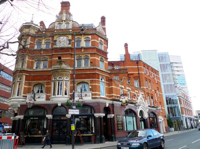 <strong>The Swan</strong> Uma quantidade de real ales de respeito encorpa o pub, localizado bem à frente da saída principal da estação de metrô Hammersmith. No balcão, uma lousa registra diariamente as quase dez marcas de ales, que vão da Nicholson’s à saborosa Knight of the Garter, passando pelas incomuns Darksland e Jaipur. <em>46 Hammersmith Broadway, Hammersmith</em> <strong>The Swan</strong> Uma quantidade de real ales de respeito encorpa o pub, localizado bem à frente da saída principal da estação de metrô Hammersmith. No balcão, uma lousa registra diariamente as quase dez marcas de ales, que vão da Nicholson’s à saborosa Knight of the Garter, passando pelas incomuns Darksland e Jaipur. <em>46 Hammersmith Broadway, Hammersmith</em>
