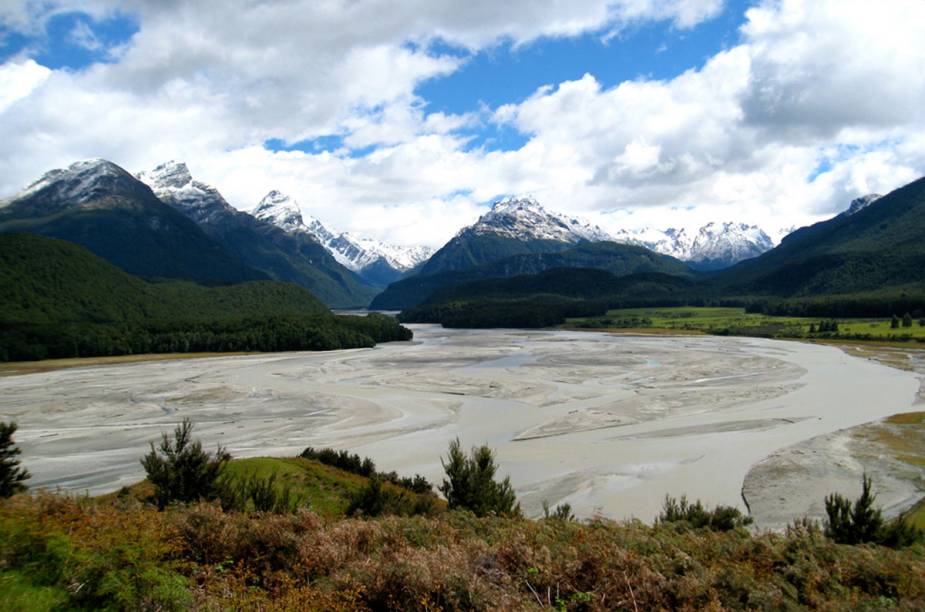 <strong>2. O Senhor dos Anéis (2001–2003)</strong> A trilogia baseada nos livros de J.R.R. Tolkien virou propaganda turística da <a href="https://viajeaqui.abril.com.br/paises/nova-zelandia" rel="Nova Zelândia" target="_blank">Nova Zelândia</a>, terra natal do diretor Peter Jackson: os filmes desdobram as paisagens das ilhas de norte a sul. O cenário verde-bucólico de Matamata, na ilha Norte, por exemplo, virou <a href="https://viajeaqui.abril.com.br/materias/passeio-leva-turistas-a-terra-media-dos-filmes-o-hobbit-e-o-senhor-dos-aneis" rel="Hobbiton" target="_blank">Hobbiton</a>, e hoje recebe gente do mundo todo para conhecer a cidade de Bilbo e Frodo Baggins (nos Hobbiton Movie Set Tours). Na foto está a região de Paradise, próxima à vila de Glenorchy. Por ali fica a "floresta de Lothlórien" do filme, onde houve uma batalha contra os Orcs <strong>2. O Senhor dos Anéis (2001–2003)</strong> A trilogia baseada nos livros de J.R.R. Tolkien virou propaganda turística da <a href="https://viajeaqui.abril.com.br/paises/nova-zelandia" rel="Nova Zelândia" target="_blank">Nova Zelândia</a>, terra natal do diretor Peter Jackson: os filmes desdobram as paisagens das ilhas de norte a sul. O cenário verde-bucólico de Matamata, na ilha Norte, por exemplo, virou <a href="https://viajeaqui.abril.com.br/materias/passeio-leva-turistas-a-terra-media-dos-filmes-o-hobbit-e-o-senhor-dos-aneis" rel="Hobbiton" target="_blank">Hobbiton</a>, e hoje recebe gente do mundo todo para conhecer a cidade de Bilbo e Frodo Baggins (nos Hobbiton Movie Set Tours). Na foto está a região de Paradise, próxima à vila de Glenorchy. Por ali fica a "floresta de Lothlórien" do filme, onde houve uma batalha contra os Orcs