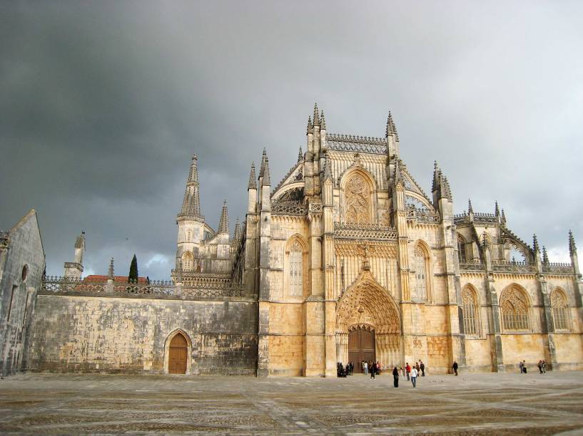 <strong>Mosteiro de Santa Maria da Vitória – <a href="https://viajeaqui.abril.com.br/cidades/portugal-batalha" rel="Batalha " target="_blank">Batalha </a></strong>    Também reconhecido como Mosteiro da Batalha, o monastério que tem sua maior parte construída em estilo gótico, foi levantado para celebrar uma batalha travada na região em 1434. Entretanto, o destaque vai para os detalhes em estilo manuelino que foram acrescentados no decorrer dos séculos 15 e 16