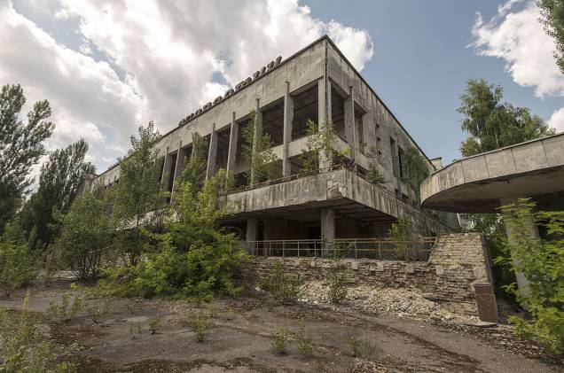 Prédio de centro comercial em Pripyat, cidade próxima a Chernobyl Prédio de centro comercial em Pripyat, cidade próxima a Chernobyl