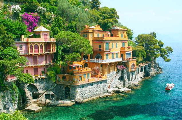 <a href="https://viajeaqui.abril.com.br/cidades/italia-portofino" target="_blank" rel="noopener"><strong>Portofino</strong></a> Pequena no tamanho, grande na badalação. Portofino é destino de celebridades que buscam um refúgio maravilhoso. O destino, luxuoso, não é dos mais baratos, ter um iate é quase um requisito. Se a grana sobrar, o custo compensa o passeio. <em><a href="https://www.booking.com/searchresults.en-gb.html?aid=332455&lang=en-gb&sid=eedbe6de09e709d664615ac6f1b39a5d&sb=1&src=searchresults&src_elem=sb&error_url=https%3A%2F%2Fwww.booking.com%2Fsearchresults.en-gb.html%3Faid%3D332455%3Bsid%3Deedbe6de09e709d664615ac6f1b39a5d%3Bcity%3D-118400%3Bclass_interval%3D1%3Bdest_id%3D1754%3Bdest_type%3Dregion%3Bdtdisc%3D0%3Bfrom_sf%3D1%3Bgroup_adults%3D2%3Bgroup_children%3D0%3Binac%3D0%3Bindex_postcard%3D0%3Blabel_click%3Dundef%3Bno_rooms%3D1%3Boffset%3D0%3Bpostcard%3D0%3Braw_dest_type%3Dregion%3Broom1%3DA%252CA%3Bsb_price_type%3Dtotal%3Bsearch_selected%3D1%3Bsrc%3Dsearchresults%3Bsrc_elem%3Dsb%3Bss%3DCinque%2520Terre%252C%2520%25E2%2580%258BItaly%3Bss_all%3D0%3Bss_raw%3DCinque%2520Terre%3Bssb%3Dempty%3Bsshis%3D0%3Bssne_untouched%3DGenoa%26%3B&ss=Portofino%2C+%E2%80%8BLiguria%2C+%E2%80%8BItaly&ssne=Cinque+Terre&ssne_untouched=Cinque+Terre&checkin_monthday=&checkin_month=&checkin_year=&checkout_monthday=&checkout_month=&checkout_year=&no_rooms=1&group_adults=2&group_children=0&highlighted_hotels=&from_sf=1&ss_raw=Portofino&ac_position=0&ac_langcode=en&dest_id=-125543&dest_type=city&place_id_lat=44.304901&place_id_lon=9.20629&search_pageview_id=440f91c80be30026&search_selected=true&search_pageview_id=440f91c80be30026&ac_suggestion_list_length=5&ac_suggestion_theme_list_length=0" target="_blank" rel="noopener">Busque hospedagens em Portofino no Booking.com</a></em> <a href="https://viajeaqui.abril.com.br/cidades/italia-portofino" target="_blank" rel="noopener"><strong>Portofino</strong></a> Pequena no tamanho, grande na badalação. Portofino é destino de celebridades que buscam um refúgio maravilhoso. O destino, luxuoso, não é dos mais baratos, ter um iate é quase um requisito. Se a grana sobrar, o custo compensa o passeio. <em><a href="https://www.booking.com/searchresults.en-gb.html?aid=332455&lang=en-gb&sid=eedbe6de09e709d664615ac6f1b39a5d&sb=1&src=searchresults&src_elem=sb&error_url=https%3A%2F%2Fwww.booking.com%2Fsearchresults.en-gb.html%3Faid%3D332455%3Bsid%3Deedbe6de09e709d664615ac6f1b39a5d%3Bcity%3D-118400%3Bclass_interval%3D1%3Bdest_id%3D1754%3Bdest_type%3Dregion%3Bdtdisc%3D0%3Bfrom_sf%3D1%3Bgroup_adults%3D2%3Bgroup_children%3D0%3Binac%3D0%3Bindex_postcard%3D0%3Blabel_click%3Dundef%3Bno_rooms%3D1%3Boffset%3D0%3Bpostcard%3D0%3Braw_dest_type%3Dregion%3Broom1%3DA%252CA%3Bsb_price_type%3Dtotal%3Bsearch_selected%3D1%3Bsrc%3Dsearchresults%3Bsrc_elem%3Dsb%3Bss%3DCinque%2520Terre%252C%2520%25E2%2580%258BItaly%3Bss_all%3D0%3Bss_raw%3DCinque%2520Terre%3Bssb%3Dempty%3Bsshis%3D0%3Bssne_untouched%3DGenoa%26%3B&ss=Portofino%2C+%E2%80%8BLiguria%2C+%E2%80%8BItaly&ssne=Cinque+Terre&ssne_untouched=Cinque+Terre&checkin_monthday=&checkin_month=&checkin_year=&checkout_monthday=&checkout_month=&checkout_year=&no_rooms=1&group_adults=2&group_children=0&highlighted_hotels=&from_sf=1&ss_raw=Portofino&ac_position=0&ac_langcode=en&dest_id=-125543&dest_type=city&place_id_lat=44.304901&place_id_lon=9.20629&search_pageview_id=440f91c80be30026&search_selected=true&search_pageview_id=440f91c80be30026&ac_suggestion_list_length=5&ac_suggestion_theme_list_length=0" target="_blank" rel="noopener">Busque hospedagens em Portofino no Booking.com</a></em>