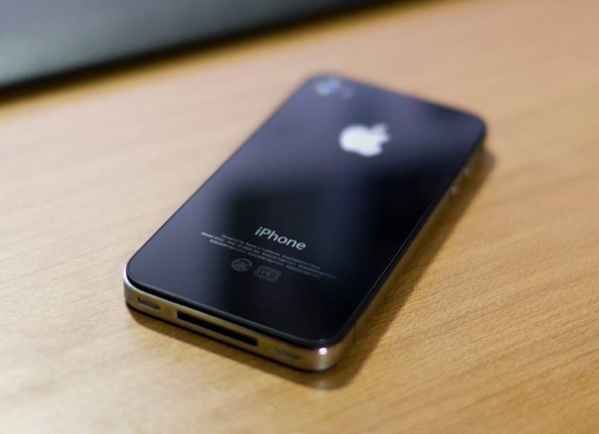 Venda objetos de pouca ou nenhuma serventia, como o seu penúltimo celular, aquela câmera que mal saiu da caixa, o Playstation empoeirado, a escrivaninha que só ocupa espaço…. Um iPhone 4 usado, em bom estado, chega a valer <strong>R$ 800</strong>