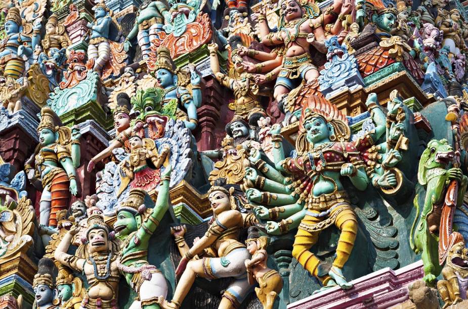 Os 330 milhões de deuses podem ser azuis, ter oito braços, andar sobre leões, meditar na posição de lótus... Os 330 milhões de deuses podem ser azuis, ter oito braços, andar sobre leões, meditar na posição de lótus...