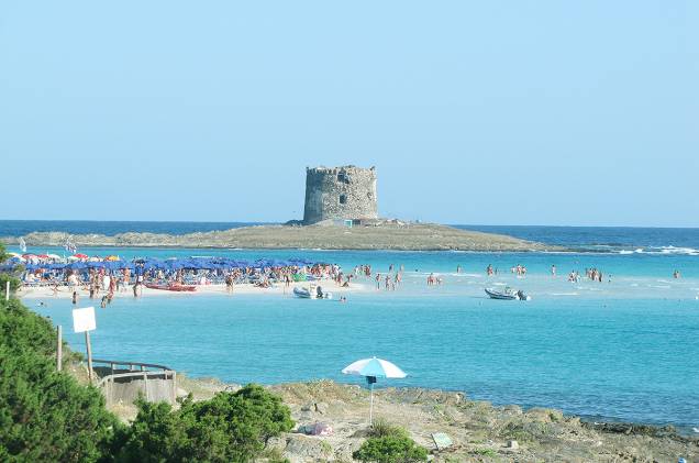 <strong>La Pelosa</strong> A praia fica na comuna de Stintino. E não só tem um visual incrível como também ótima estrutura para curtir o dia, fazer mergulhos e windsurfe. A Torre della Pelosa é um importante componente na paisagem da praia, é herança da idade média. <a href="https://www.booking.com/searchresults.en-gb.html?aid=332455&lang=en-gb&sid=eedbe6de09e709d664615ac6f1b39a5d&sb=1&src=searchresults&src_elem=sb&error_url=https%3A%2F%2Fwww.booking.com%2Fsearchresults.en-gb.html%3Faid%3D332455%3Bsid%3Deedbe6de09e709d664615ac6f1b39a5d%3Bcity%3D-119645%3Bclass_interval%3D1%3Bdest_id%3D-112496%3Bdest_type%3Dcity%3Bdtdisc%3D0%3Bfrom_sf%3D1%3Bgroup_adults%3D2%3Bgroup_children%3D0%3Bhighlighted_hotels%3D1698762%3Binac%3D0%3Bindex_postcard%3D0%3Blabel_click%3Dundef%3Bno_rooms%3D1%3Boffset%3D0%3Bpostcard%3D0%3Braw_dest_type%3Dhotel%3Broom1%3DA%252CA%3Bsb_price_type%3Dtotal%3Bsearch_selected%3D1%3Bsrc%3Dsearchresults%3Bsrc_elem%3Dsb%3Bss%3DMariolu%252C%2520%25E2%2580%258BCala%2520Gonone%252C%2520%25E2%2580%258BSardinia%252C%2520%25E2%2580%258BItaly%3Bss_all%3D0%3Bss_raw%3DCala%2520Mariolu%3Bssb%3Dempty%3Bsshis%3D0%3Bssne_untouched%3DLampedusa%26%3B&ss=Stintino%2C+%E2%80%8BSardinia%2C+%E2%80%8BItaly&ssne=Cala+Gonone&ssne_untouched=Cala+Gonone&city=-112496&checkin_monthday=&checkin_month=&checkin_year=&checkout_monthday=&checkout_month=&checkout_year=&no_rooms=1&group_adults=2&group_children=0&highlighted_hotels=&from_sf=1&ss_raw=Stintino&ac_position=0&ac_langcode=en&dest_id=-130244&dest_type=city&place_id_lat=40.937199&place_id_lon=8.2275&search_pageview_id=e45d9075be0400fb&search_selected=true&search_pageview_id=e45d9075be0400fb&ac_suggestion_list_length=5&ac_suggestion_theme_list_length=0" target="_blank" rel="noopener"><em>Busque hospedagens em Stintino no Booking.com</em></a> <strong>La Pelosa</strong> A praia fica na comuna de Stintino. E não só tem um visual incrível como também ótima estrutura para curtir o dia, fazer mergulhos e windsurfe. A Torre della Pelosa é um importante componente na paisagem da praia, é herança da idade média. <a href="https://www.booking.com/searchresults.en-gb.html?aid=332455&lang=en-gb&sid=eedbe6de09e709d664615ac6f1b39a5d&sb=1&src=searchresults&src_elem=sb&error_url=https%3A%2F%2Fwww.booking.com%2Fsearchresults.en-gb.html%3Faid%3D332455%3Bsid%3Deedbe6de09e709d664615ac6f1b39a5d%3Bcity%3D-119645%3Bclass_interval%3D1%3Bdest_id%3D-112496%3Bdest_type%3Dcity%3Bdtdisc%3D0%3Bfrom_sf%3D1%3Bgroup_adults%3D2%3Bgroup_children%3D0%3Bhighlighted_hotels%3D1698762%3Binac%3D0%3Bindex_postcard%3D0%3Blabel_click%3Dundef%3Bno_rooms%3D1%3Boffset%3D0%3Bpostcard%3D0%3Braw_dest_type%3Dhotel%3Broom1%3DA%252CA%3Bsb_price_type%3Dtotal%3Bsearch_selected%3D1%3Bsrc%3Dsearchresults%3Bsrc_elem%3Dsb%3Bss%3DMariolu%252C%2520%25E2%2580%258BCala%2520Gonone%252C%2520%25E2%2580%258BSardinia%252C%2520%25E2%2580%258BItaly%3Bss_all%3D0%3Bss_raw%3DCala%2520Mariolu%3Bssb%3Dempty%3Bsshis%3D0%3Bssne_untouched%3DLampedusa%26%3B&ss=Stintino%2C+%E2%80%8BSardinia%2C+%E2%80%8BItaly&ssne=Cala+Gonone&ssne_untouched=Cala+Gonone&city=-112496&checkin_monthday=&checkin_month=&checkin_year=&checkout_monthday=&checkout_month=&checkout_year=&no_rooms=1&group_adults=2&group_children=0&highlighted_hotels=&from_sf=1&ss_raw=Stintino&ac_position=0&ac_langcode=en&dest_id=-130244&dest_type=city&place_id_lat=40.937199&place_id_lon=8.2275&search_pageview_id=e45d9075be0400fb&search_selected=true&search_pageview_id=e45d9075be0400fb&ac_suggestion_list_length=5&ac_suggestion_theme_list_length=0" target="_blank" rel="noopener"><em>Busque hospedagens em Stintino no Booking.com</em></a>
