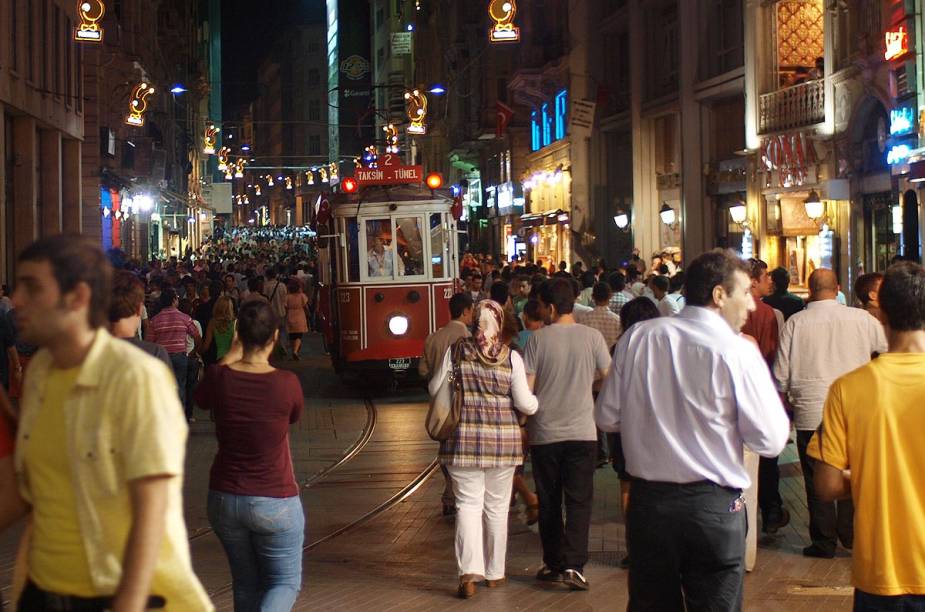 A Avenida Istiklal (em turco: İstiklâl Caddesi), no sofisticado bairro de Beyoğlu, em Istambul, é ótima para compras e para experimentar quitutes da culinária turca A Avenida Istiklal (em turco: İstiklâl Caddesi), no sofisticado bairro de Beyoğlu, em Istambul, é ótima para compras e para experimentar quitutes da culinária turca