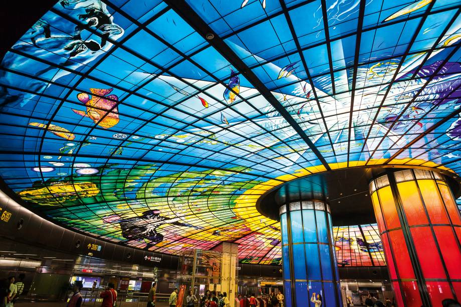 <strong>Para ser telúrica</strong>O Dome of Light, um enooooorme vitral feito pelo artista italiano Narcissus Quagliata, é o retumbante sucesso turístico da estação Formosa Boulevard de Kaohsiung, em Taiwan. O negócio ali é mega. Feita com gigantes painéis de vidro made in Alemanha, a cúpula faz um jogo de luzes hipercoloridas enquanto vai mostrando imagens que representam a água, o útero, o fogo, a prosperidade, a destruição, o renascimento...