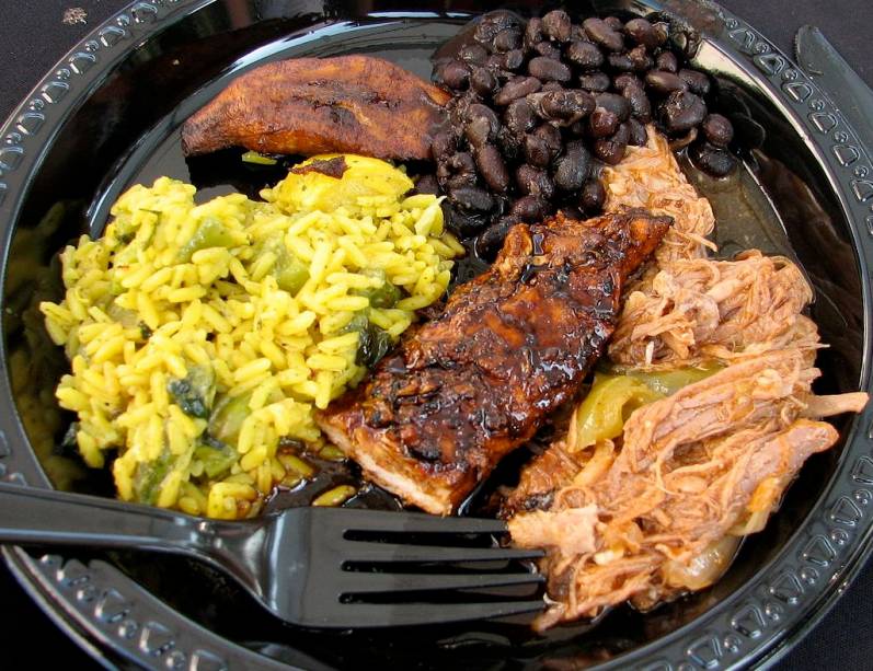 Habitada originalmente por povos indígenas, colonizada por uma mistura de europeus (espanhóis, holandeses, ingleses e franceses) e escravos vindos da África, o Caribe é como um pequeno cruzamento do mundo. Hoje, populações consideráveis de indianos e chineses povoam muitas das ilhas e todos deram sua contribuição à cultura e gastronomia locais.Poucos pratos sintetizam melhor o sabor <em>creole </em>caribenho que o jerk chicken jamaicano. Presente em barraquinhas à beira da estrada, restaurantes de shopping e estabelecimentos estrelados, ele é feito em grandes churrasqueiras e possui um sabor único, sempre acompanhado de um feijão com arroz muito bem temperado (e diferente do nosso).Os <strong>restaurantes do Caribe </strong>são variados e atendem bem seu público, servindo peixes e crustáceos nas mais diferentes formas. Nos resorts, casas estreladas oferecem pratos que deixarão todos felizes, com opções de comida mexicana, carnes, italiana, japonesa, mediterrânea e até brasileira. Habitada originalmente por povos indígenas, colonizada por uma mistura de europeus (espanhóis, holandeses, ingleses e franceses) e escravos vindos da África, o Caribe é como um pequeno cruzamento do mundo. Hoje, populações consideráveis de indianos e chineses povoam muitas das ilhas e todos deram sua contribuição à cultura e gastronomia locais.Poucos pratos sintetizam melhor o sabor <em>creole </em>caribenho que o jerk chicken jamaicano. Presente em barraquinhas à beira da estrada, restaurantes de shopping e estabelecimentos estrelados, ele é feito em grandes churrasqueiras e possui um sabor único, sempre acompanhado de um feijão com arroz muito bem temperado (e diferente do nosso).Os <strong>restaurantes do Caribe </strong>são variados e atendem bem seu público, servindo peixes e crustáceos nas mais diferentes formas. Nos resorts, casas estreladas oferecem pratos que deixarão todos felizes, com opções de comida mexicana, carnes, italiana, japonesa, mediterrânea e até brasileira.