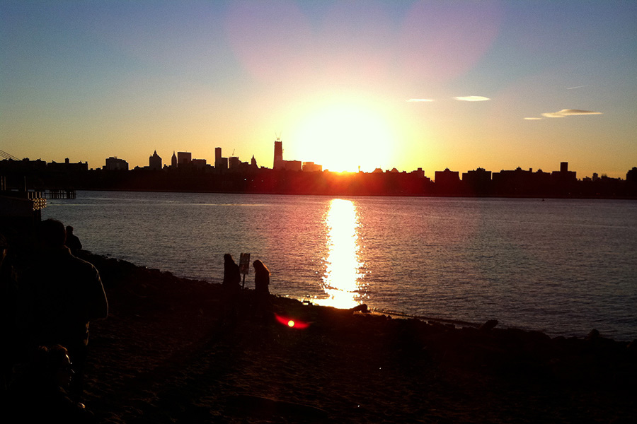 Pôr do sol no East River State Park, com a vista de Manhattan ao fundo            <a href="https://viajeaqui.abril.com.br/materias/10-atracoes-gratis-em-nova-york" rel="+ 10 atrações gratuitas para curtir em Nova York no verão" target="_blank"><strong>+ 10 atrações gratuitas para curtir em Nova York no verão</strong></a>