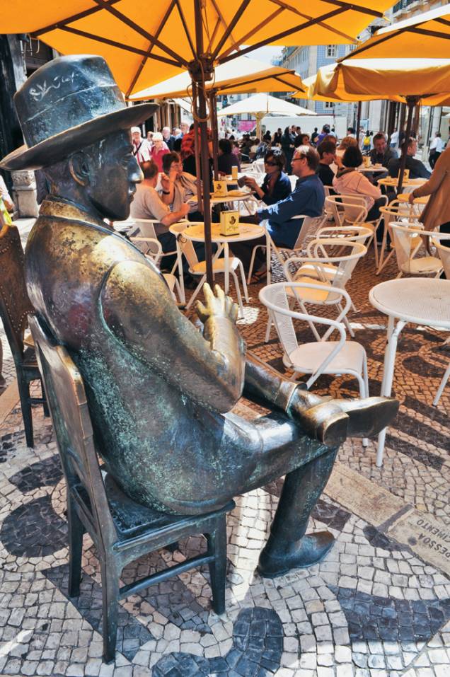 A estátua esculpida em bronze do poeta português Fernando Pessoa divide espaço com as mesinhas ao ar livre dispostas em frente ao tradicional café A Brasileira, no Chiado, bairro lisboeta onde Pessoa nasceu. Criada pelo artista Antônio Augusto Lagoa Henriques, a obra foi inaugurada em 13 de julho de 1988, por iniciativa da Câmara Municipal de Lisboa. A estátua esculpida em bronze do poeta português Fernando Pessoa divide espaço com as mesinhas ao ar livre dispostas em frente ao tradicional café A Brasileira, no Chiado, bairro lisboeta onde Pessoa nasceu. Criada pelo artista Antônio Augusto Lagoa Henriques, a obra foi inaugurada em 13 de julho de 1988, por iniciativa da Câmara Municipal de Lisboa.