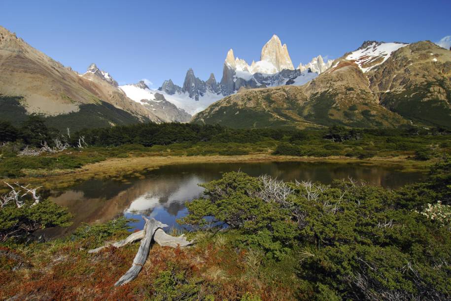 Diversas trilhas levam até o Monte Fitz Roy, um gigante de 3.405 metros de altura, cuja ponta parece espetar o céu Diversas trilhas levam até o Monte Fitz Roy, um gigante de 3.405 metros de altura, cuja ponta parece espetar o céu