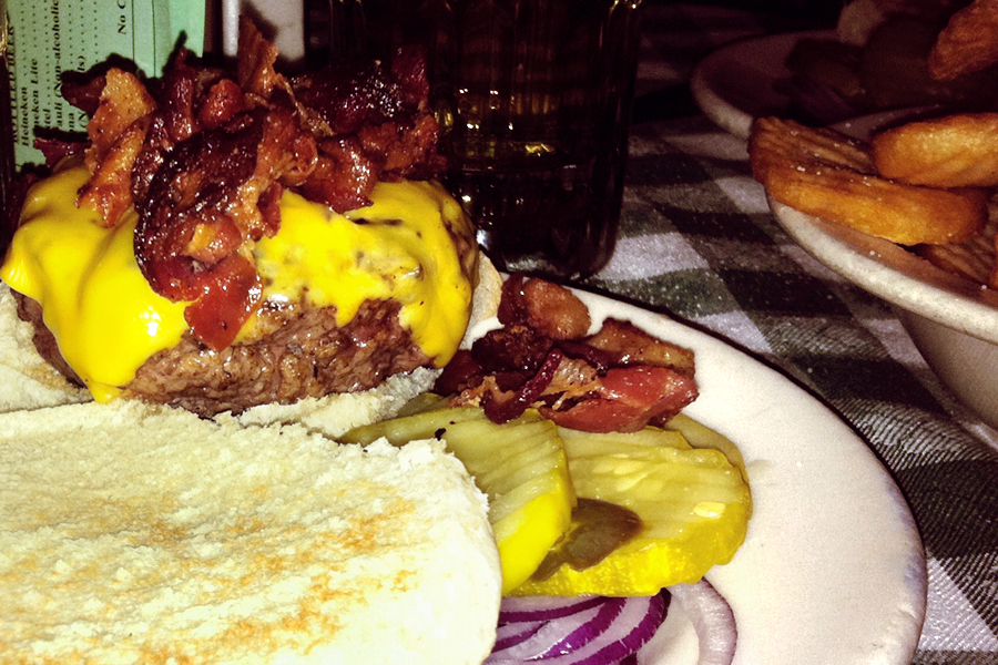 <strong>J.G. Melon</strong> Decorado com melancias nas paredes e penduradas no teto --que também é vermelho-- essa clássica lanchonete de Nova York que fica no Upper East Side parece mais com um pub irlandês, com um balcão de madeira logo na entrada e ambiente à meia-luz. O local é concorrido no almoço e no jantar. Você pode demorar para sentar, mas o seu pedido pode sair em menos de três minutos. Peça um <em>chili cup</em> de entrada (um chili mexicano feito de carne moída e feijão misturadas em molho de tomate que vem num potinho super bem temperado com cebola e pedaços de queijo no topo) e finalize com um belo cheeseburguer e uma porção de <em>cottage fried potatoes</em>, a batata frita da casa, redonda e sequinha. <strong>Endereço: </strong><em>1291, 3rd Avenue</em> <strong>J.G. Melon</strong> Decorado com melancias nas paredes e penduradas no teto --que também é vermelho-- essa clássica lanchonete de Nova York que fica no Upper East Side parece mais com um pub irlandês, com um balcão de madeira logo na entrada e ambiente à meia-luz. O local é concorrido no almoço e no jantar. Você pode demorar para sentar, mas o seu pedido pode sair em menos de três minutos. Peça um <em>chili cup</em> de entrada (um chili mexicano feito de carne moída e feijão misturadas em molho de tomate que vem num potinho super bem temperado com cebola e pedaços de queijo no topo) e finalize com um belo cheeseburguer e uma porção de <em>cottage fried potatoes</em>, a batata frita da casa, redonda e sequinha. <strong>Endereço: </strong><em>1291, 3rd Avenue</em>