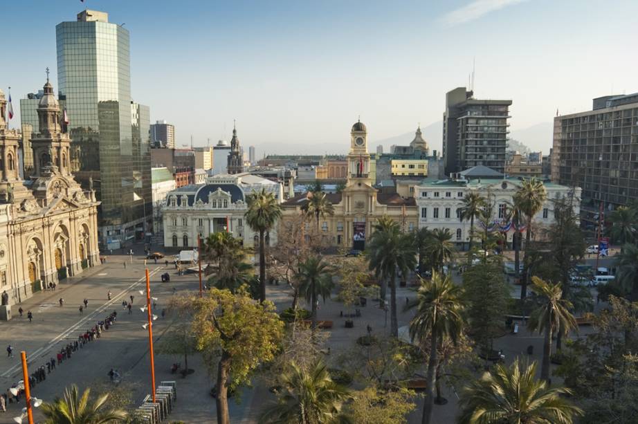 A Plaza de Armas é o marco zero da cidade. Reúne joias da arquitetura colonial como a Catedral, o Correo Central e a Prefeitura, além de palmeiras centenárias